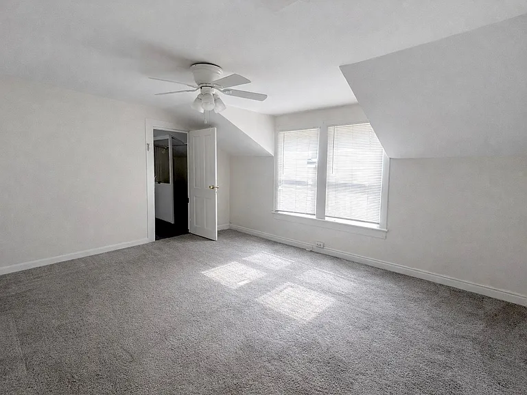218 N George St — Photo 10