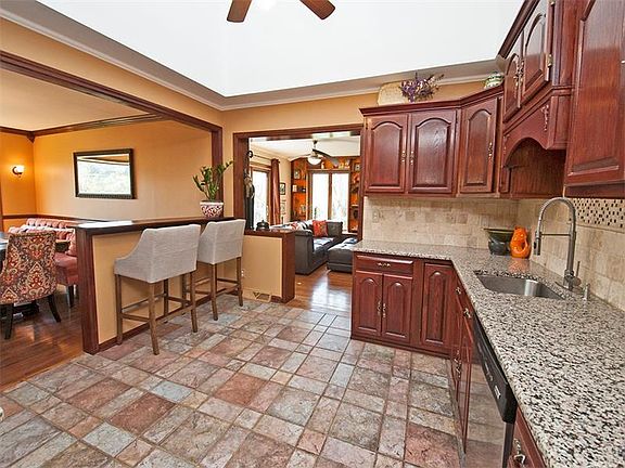 4th image of 133 Heathercroft Dr