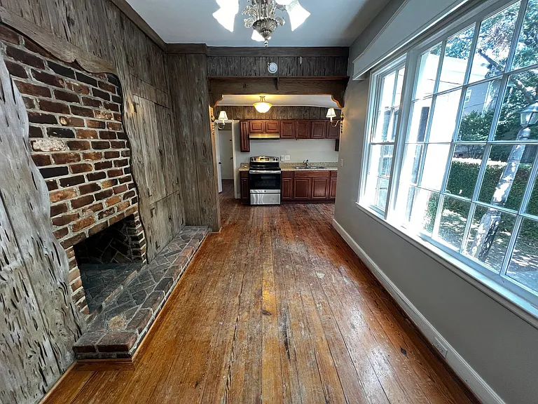 1022 Henderson St — Photo 7