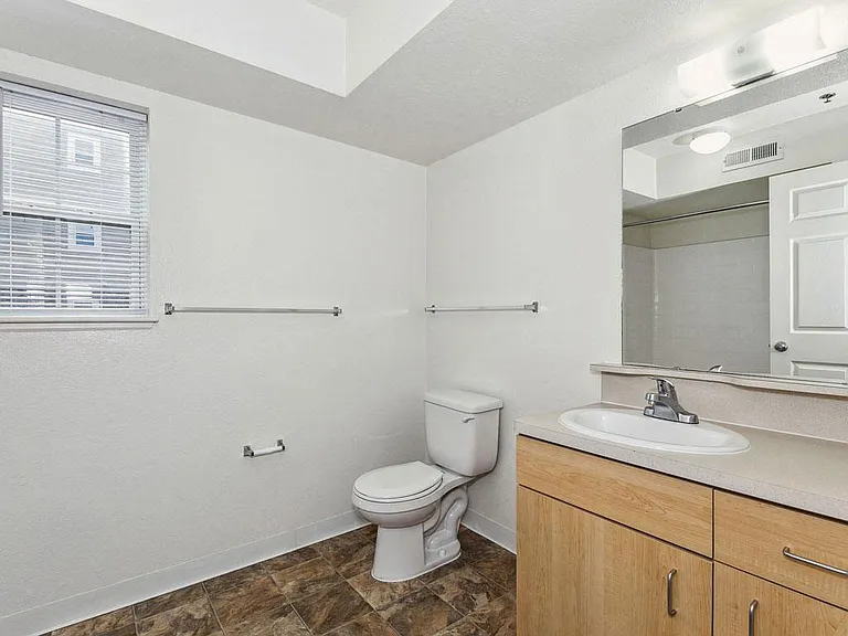 Colonial Pointe at Fairview Apartments — Photo 16