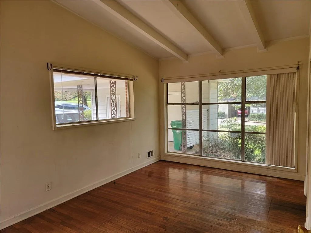 3 bed, 1.0 bath, 1131 sqft, $1,900 — Photo 2