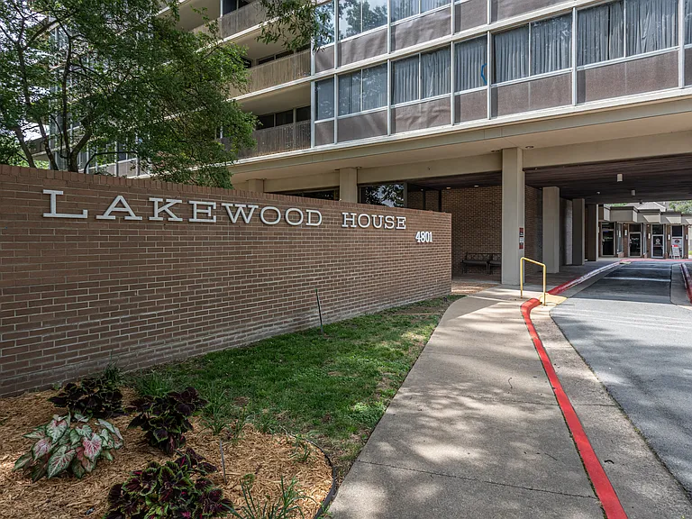 The Lakewood House Apartments — Photo 15