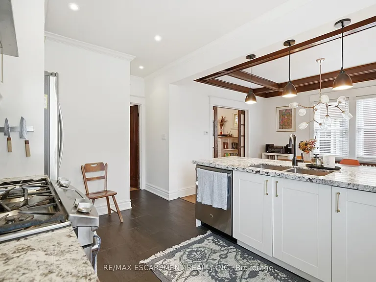 37 Connaught Ave S — Photo 14