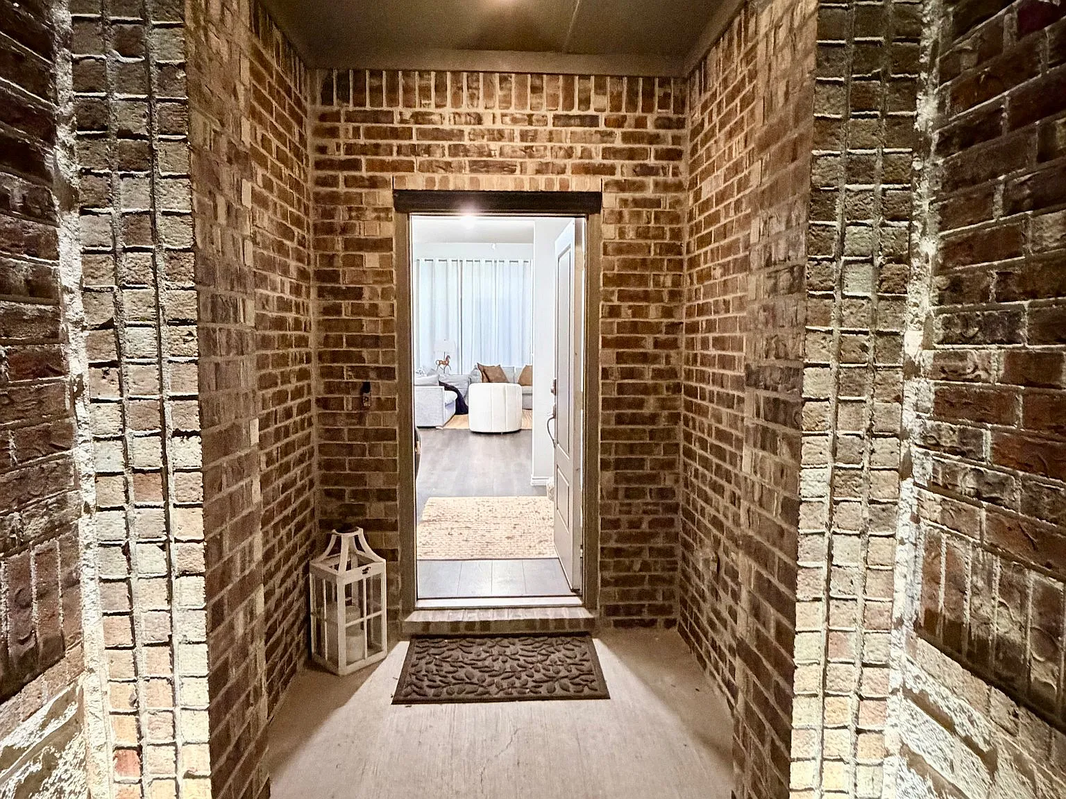 High Ceilings Brand New House — Photo 3