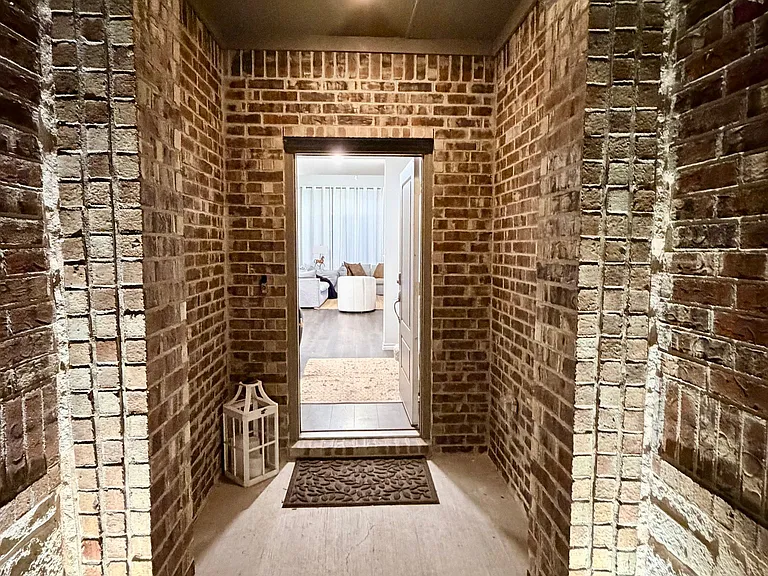 901 Goldenrod Ln — Photo 3