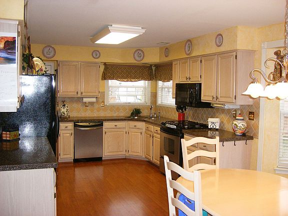 2804 Lohengrin Ct - Kitchen