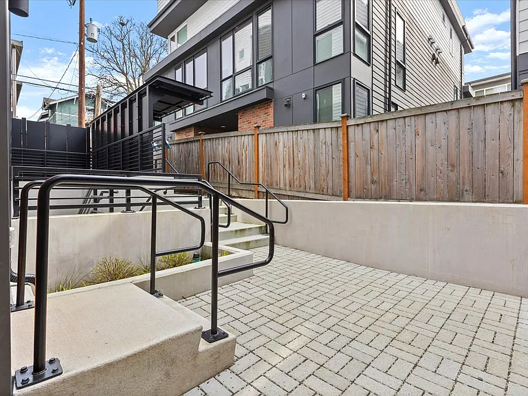 255 E Louisa St — Photo 17