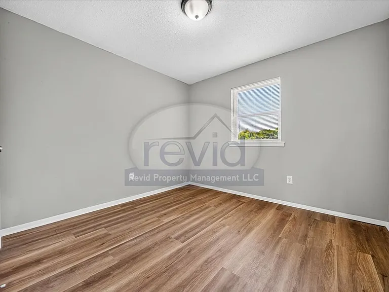708 Hastings — Photo 44