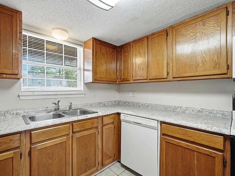 1807 Whispering Oaks Ln — Photo 6