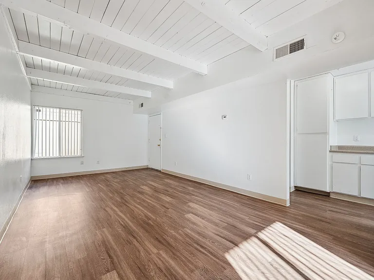 Alvarado Sunset Apartments — Photo 14