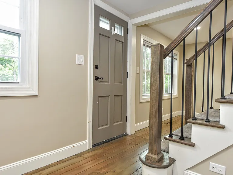 6 Standish Ln — Photo 4