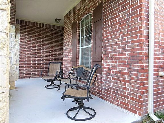 Enjoy a cool spring breeze on this comfortable front porch!