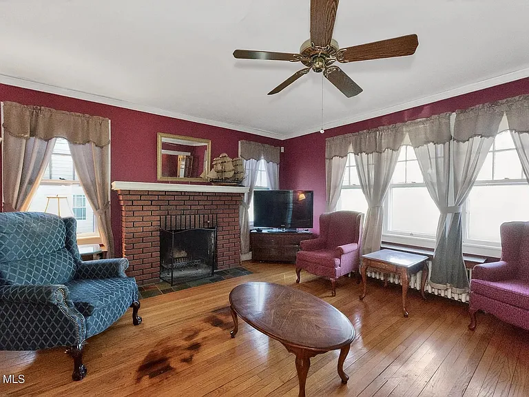 1450 Baker Ave — Photo 4