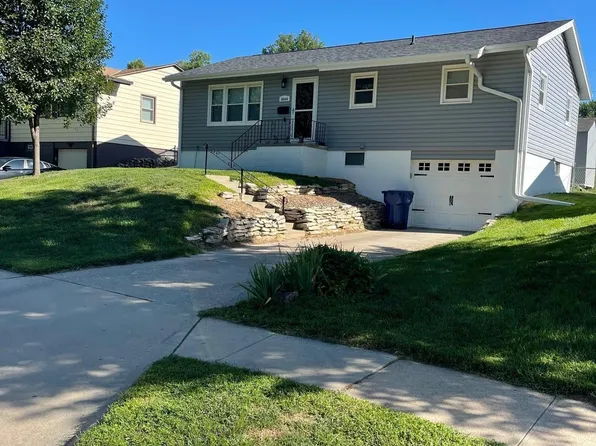 8844 Valley View Dr, La Vista, NE 68128
