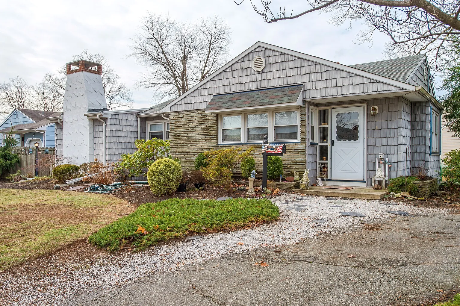 401 Tompkins Ave photo 1