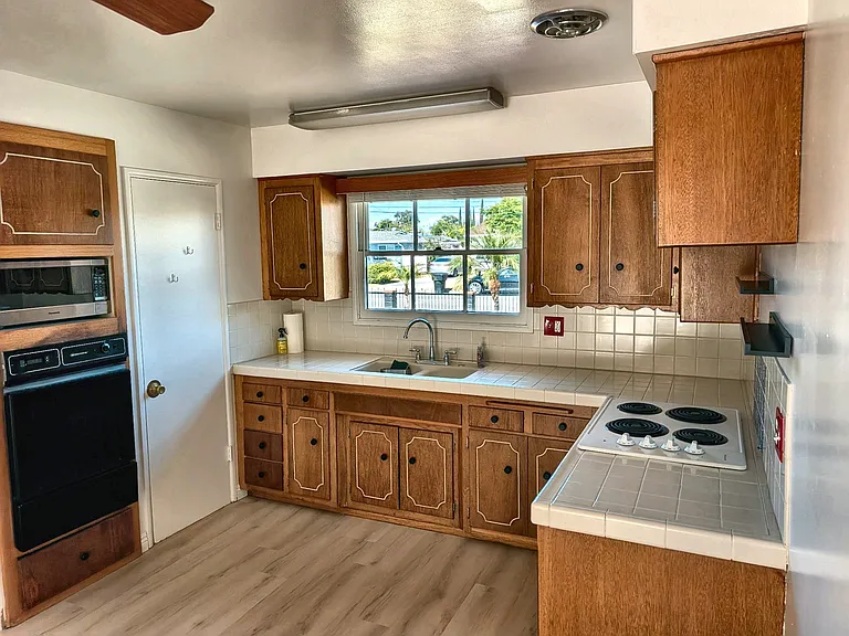 12671 Jerome Ln — Photo 11
