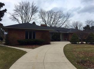 78 Greenbriar St, Grosse Pointe Shores, MI 48236