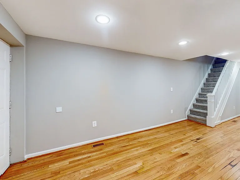 1142 Sargeant St — Photo 4