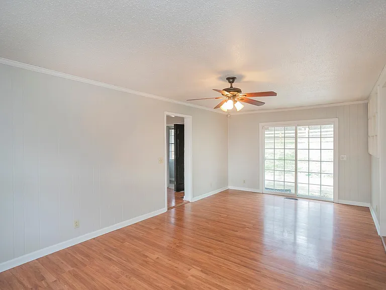 610 Ashley Ct — Photo 40