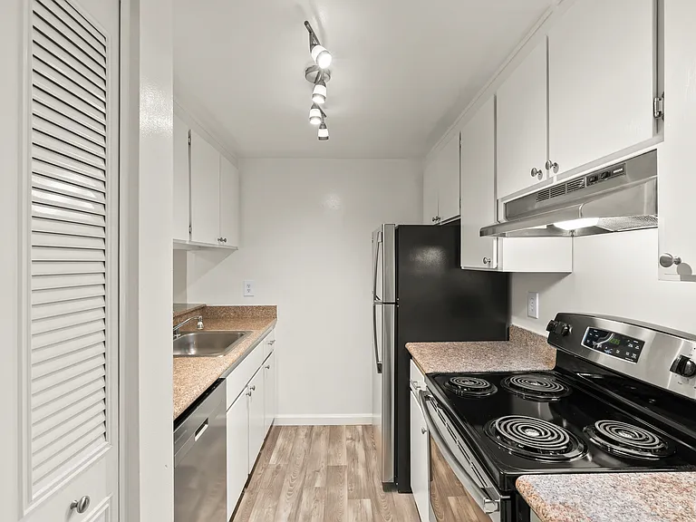 Sycamore Green Apartments — Photo 34