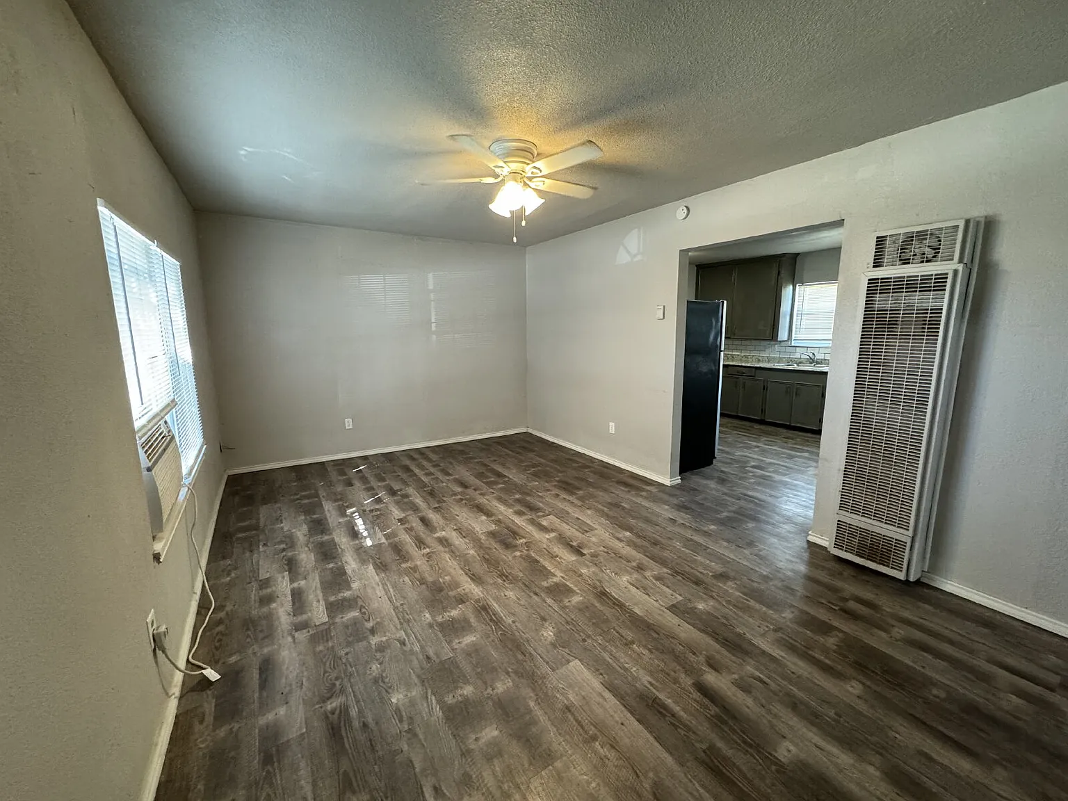 3 bed, 2.0 bath, 1090 sqft, $995 — Photo 2