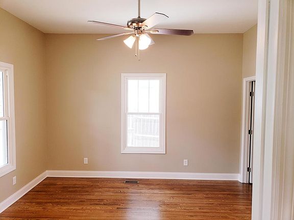 3rd image of 320 E Caldwell Ave