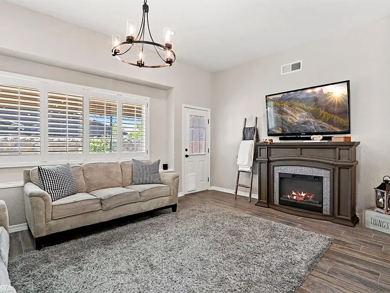 2037 Shreya St — Photo 23