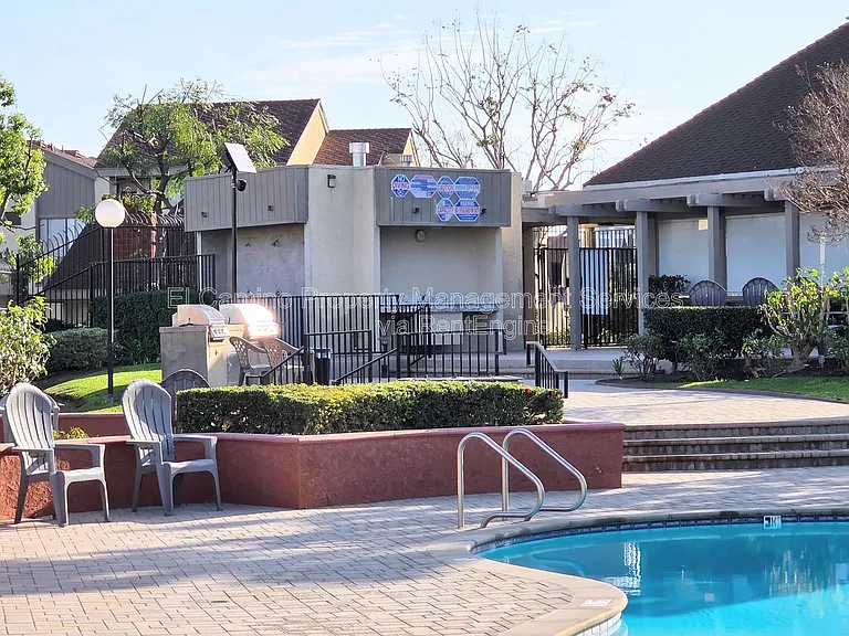 955 W Lamark Ln — Photo 21