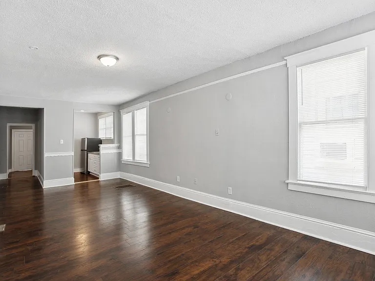 923 W Victory Dr — Photo 5