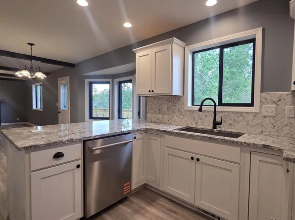 122 1st St, Valparaiso, NE 68065