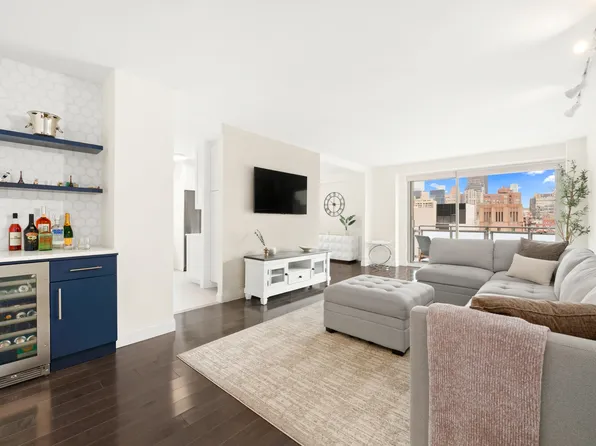 300 East 40th Street image 1 of 21