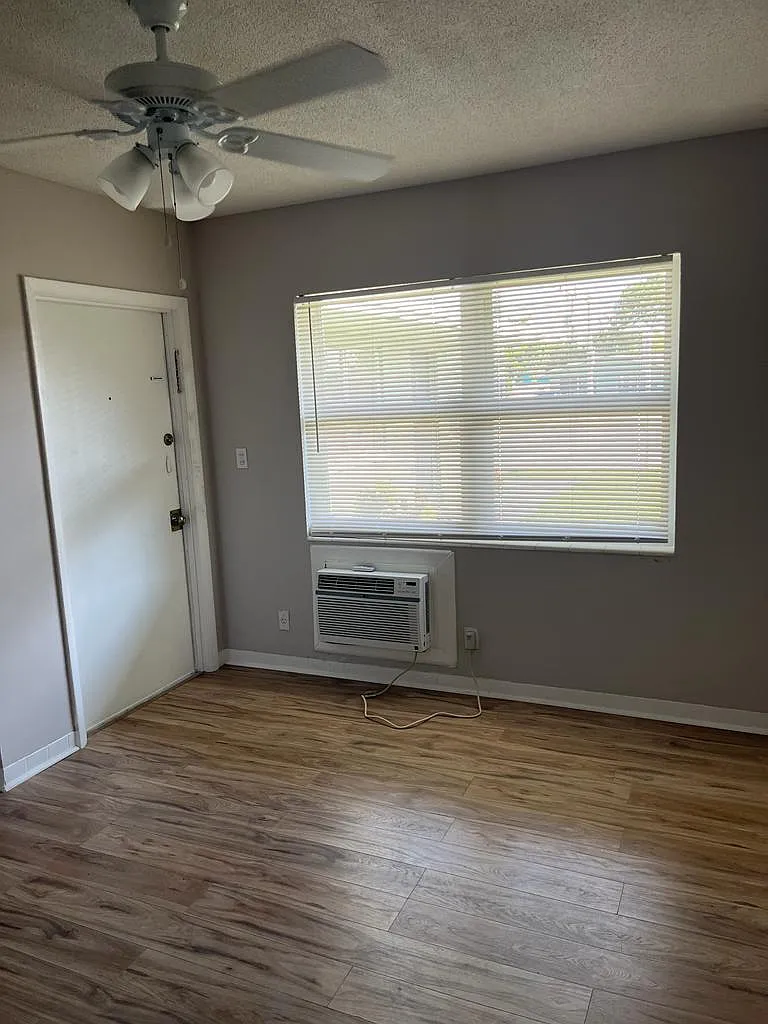 3071 Northwest 9th Avenue - Unit 4 — Photo 2