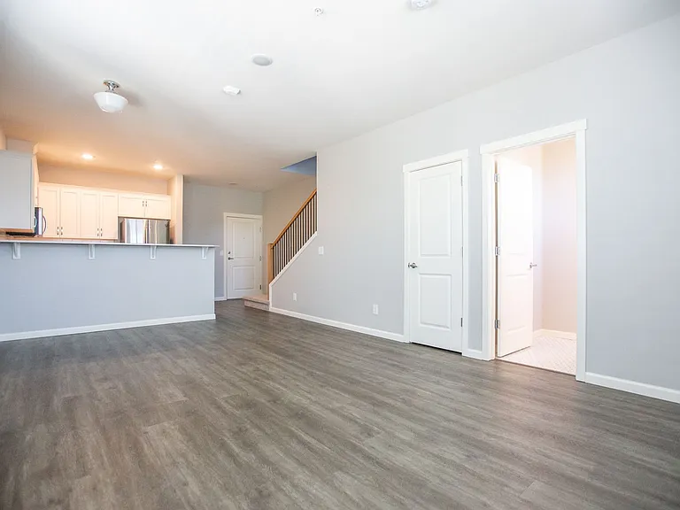 7100 N Greenwich Ave — Photo 8