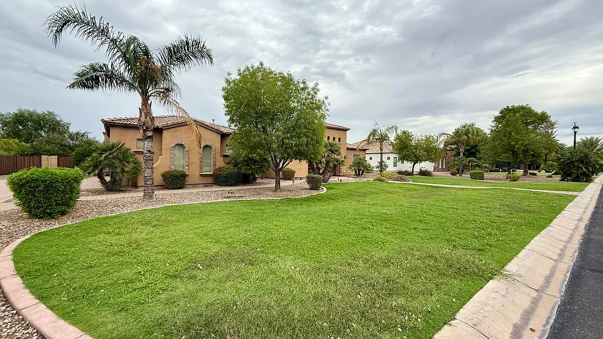 4 bed, 5.0 bath, 3703 sqft, $5,899 — Photo 4