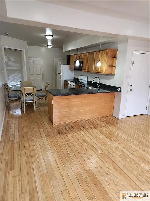 2 bed, 1.5 bath, 2906 sqft, $1,700 — Photo 2