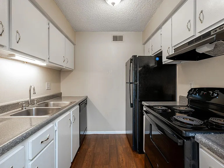 Emerald Hills Apartments — Photo 25