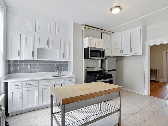 2nd image of 304 Summit Ave APT 1