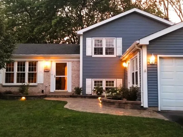 695 Trailside Dr, Lake Zurich, IL 60047