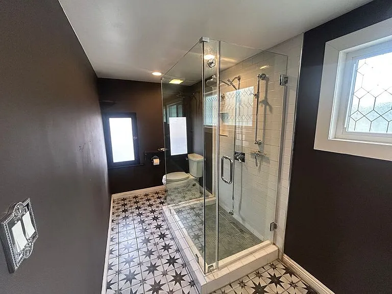 514 E Howard St — Photo 19
