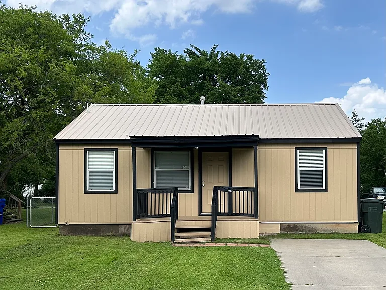 115 E Johnson St — Photo 1