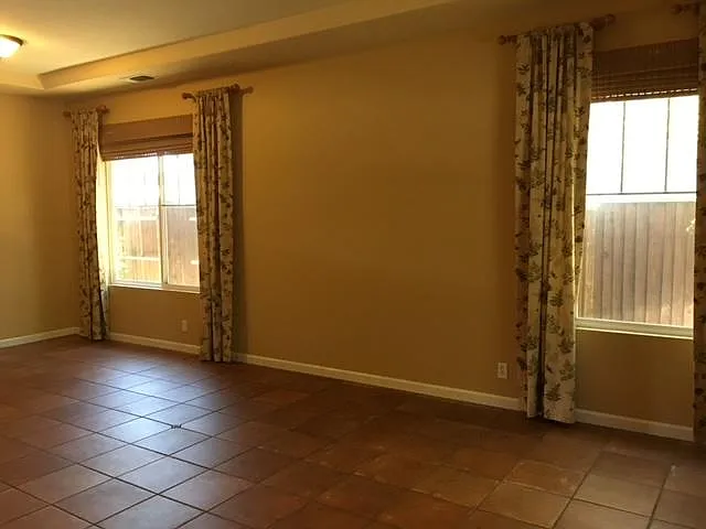 604 Snapdragon Ct — Photo 3