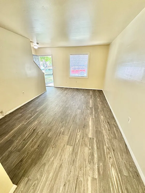 2 bed, 1.0 bath, $995 — Photo 2