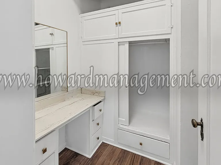Wilshire Mediterranean Apartments — Photo 17
