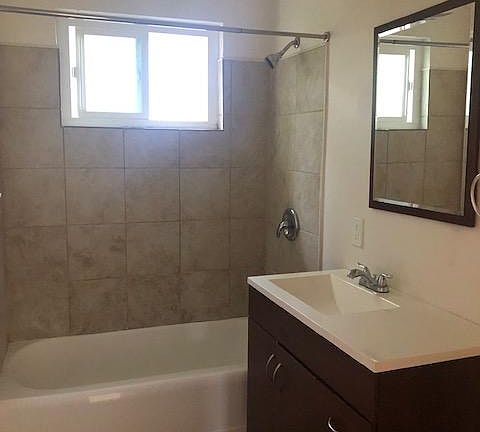 3rd image of 4592.5 39th St