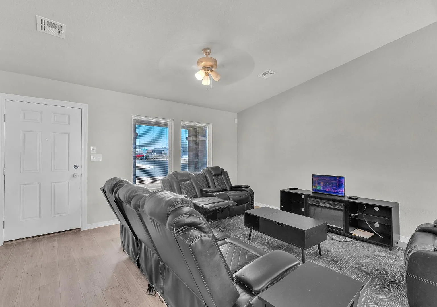 East El Paso/Horizon 4bed/2Bath Refrig A/C — Photo 4