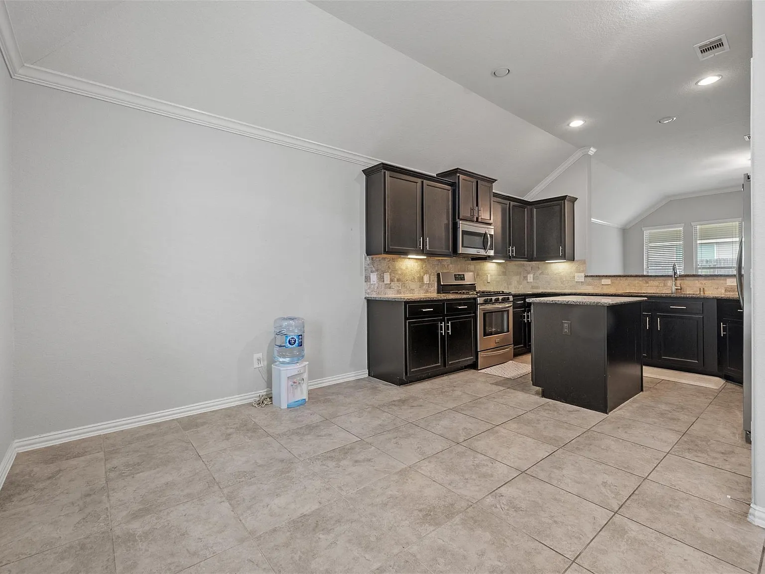 3 bed, 2.0 bath, 1628 sqft, $1,900 — Photo 4