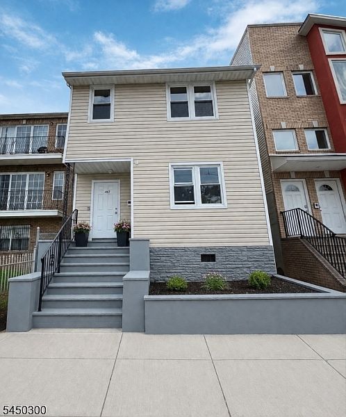 1st image of 467 Hawthorne Ave