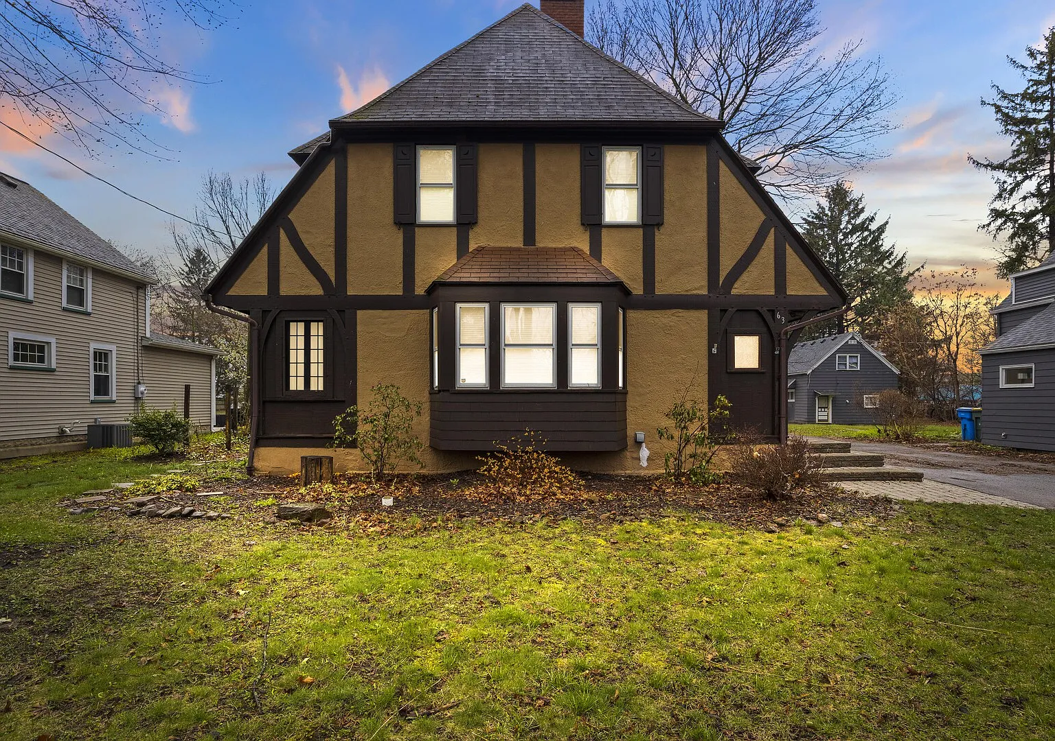 Modern 3 BR Home with Smart TV, Games, WiFi, BBQ, Close to All — Photo 3