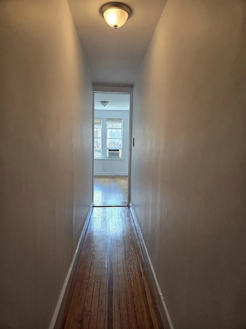 33 Bank Street — Photo 2