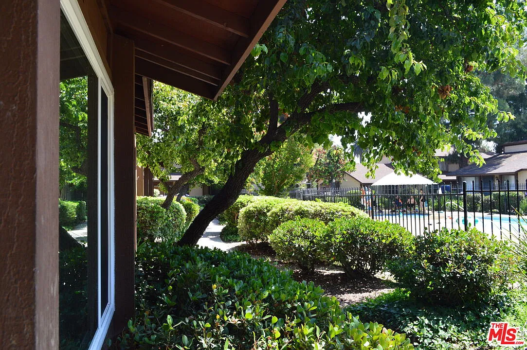 2 bed, 2.5 bath, 1100 sqft, $3,950 — Photo 2